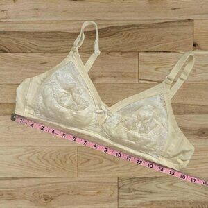 Vintage white / cream 1960s Original Q-T Foundations intimates bra